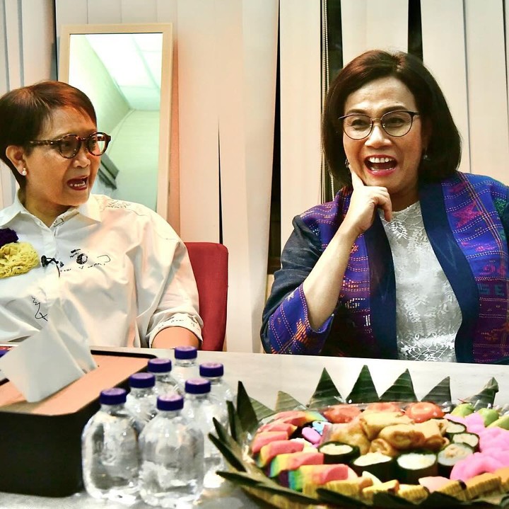 <p>Dalam kabinet pemerintahan Presiden Jokowi, ada dua sosok menteri perempuan yang selalu mencuri perhatian publik. Pertama Menteri Keuangan RI Sri Mulyani, kemudian Menteri Luar Negeri Retno Lestari Priansari Marsudi. (Foto: Instagram @smindrawati)<br /><br /><br /></p>