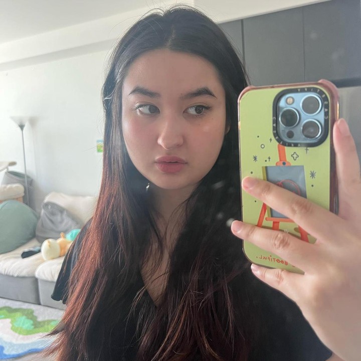<p>Kesuksesan lagu tersebut membuat Meni sampai dikontrak oleh label musik asal Amerika Serikat, 88rising. Sejak saat itu, ia aktif merilis lagu dan mengikuti berbagai festival musik. Beberapa karya lagunya yaitu<em> Selfis, Daydreaming, IRL</em>, dan <em>Paranoia.</em> (Foto: Instagram @stephaniepoetri)</p>