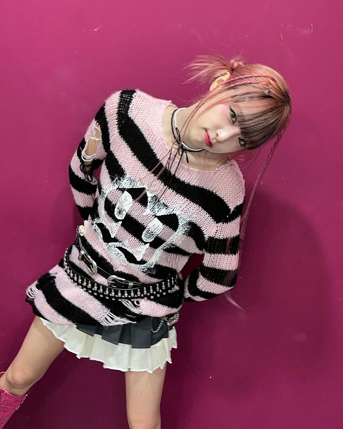 Style Ye Na cocok untuk kamu yang menyukai gaya alternatif yang lebih feminin. Inspirasi pakaiannya tidak hanya kombinasi antara edgy dan imut, bahkan gaya rambutnya yang unik pun sering menjadi inspirasi./ Foto: Instagram/yena.jigumina