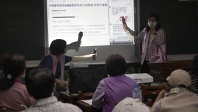 FOTO: Bahu-membahu Berantas Hoaks di Kalangan Lansia Taiwan
