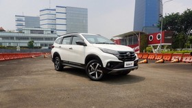 Toyota Rush GR Sport Baru 'Dicekoki' Warna Hitam