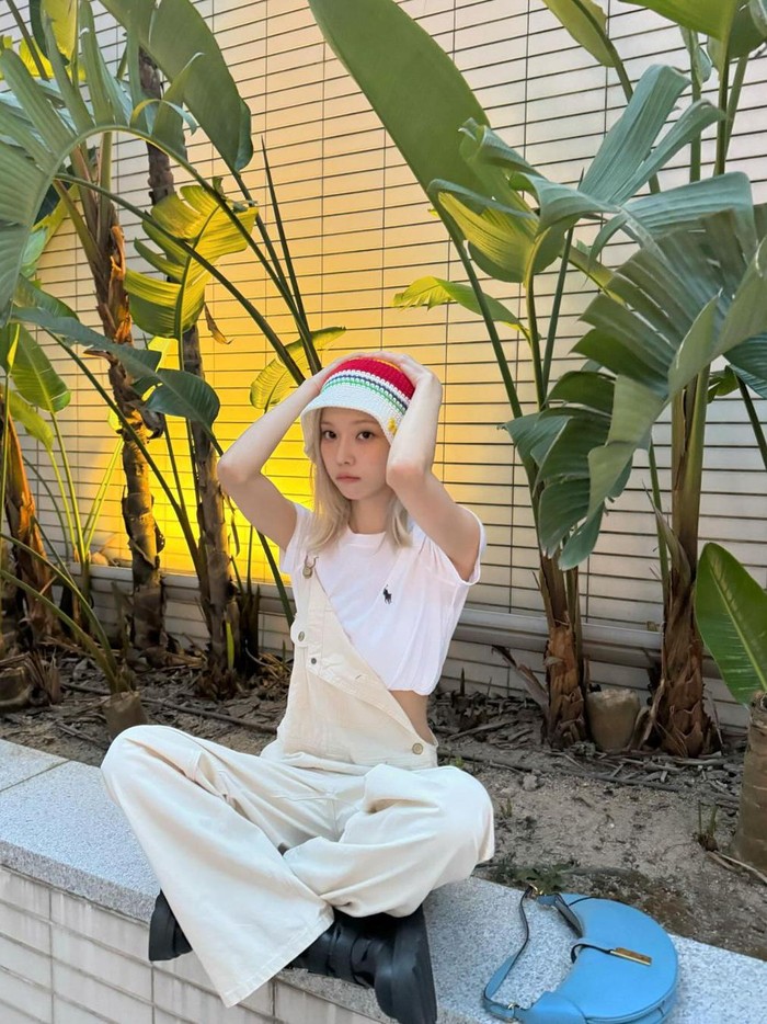 Winter adalah salah satu idol paling serbaguna dalam mix and match fashion. Ia adalah penggemar berat kain unik seperti rajut atau pola seperti tartan untuk menambah daya tarik pada penampilannya. / Foto: Instagram/imwinter