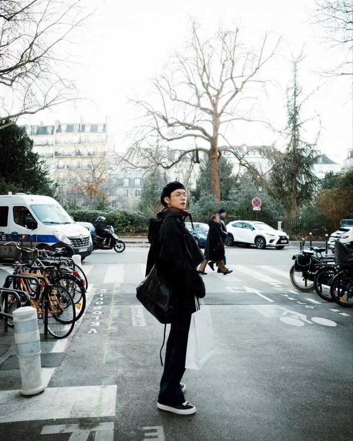 Yeonjun adalah idol K-Pop yang selalu mengedepankan fashion. Ia penikmat streetwear, namun juga tidak takut untuk berpikir out of the box dengan aksesoris yang unik./ Foto: Instagram/yawnzzn