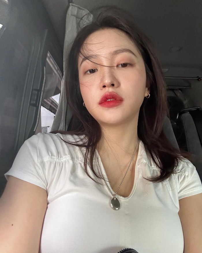 Yeri menunjukkan makeup natural tanpa maskara di musim semi ini. Ia menambah sedikit eyeshadow dengan warna senada dengan blush on untuk melengkapi tampilan makeup yang sederhana namun memikat./ Foto: Instagram/yerimiese