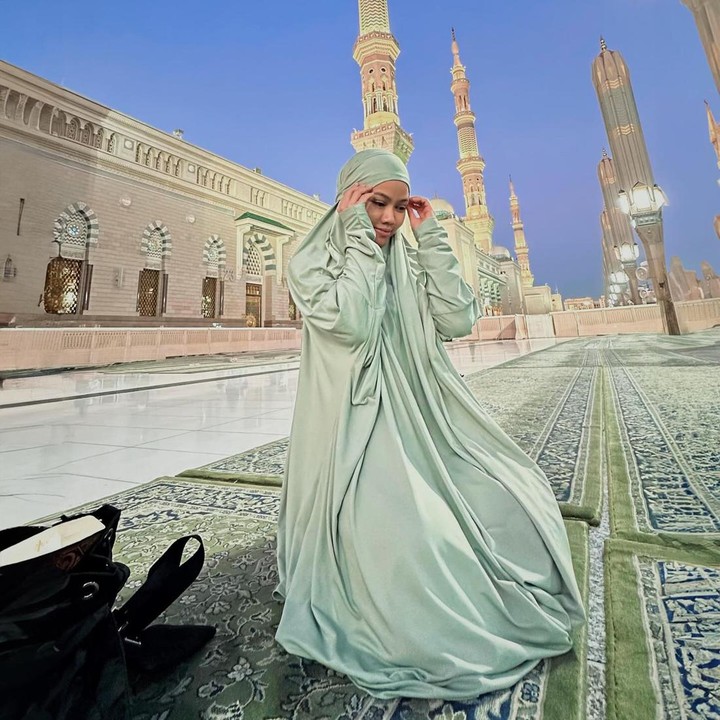<p>Tak kalah memesona, Yura Yunita tampil memakai busana french khimar saat menjalani ibadah umrah di Tanah Suci. Ia juga sempat membagikan foto ketika menghabiskan malam di Madinah, Bunda. "Madinah ditemani purnama dan cahaya-Nya," tulisnya. (Foto: Instagram @yurayunita)</p>