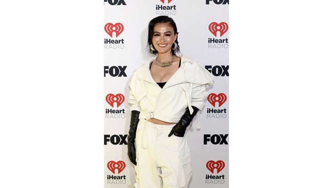FOTO: Gaya Monokrom nan Kasual Agnez Mo di iHeartRadio Awards