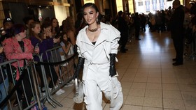 FOTO: Gaya Monokrom nan Kasual Agnez Mo di iHeartRadio Awards