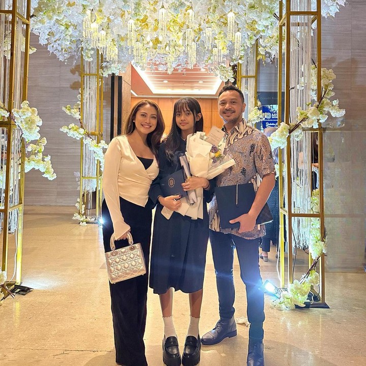 <p>Kini sudah beranjak remaja, Aisha tumbuh menjadi gadis yang cantik dan pintar. Ia juga sudah menduduki bangku SMP, lho. (Foto: Instagram @giring @cynthiaganesha @aishamiraa_)</p>