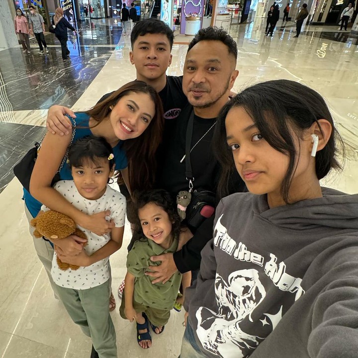 <p>Rumah tangga Giring Ganesha dan Cynthia Riza diramaikan dengan kehadiran empat anak, yaitu Abraham Zhafir Ganesha, Jasmina Aishwarya Ganesha, Aisha Amira Ganesha, dan Zidane. Salah satu putrinya, Aisha sudah beranjak remaja. (Foto: Instagram @giring @cynthiaganesha @aishamiraa_)</p>