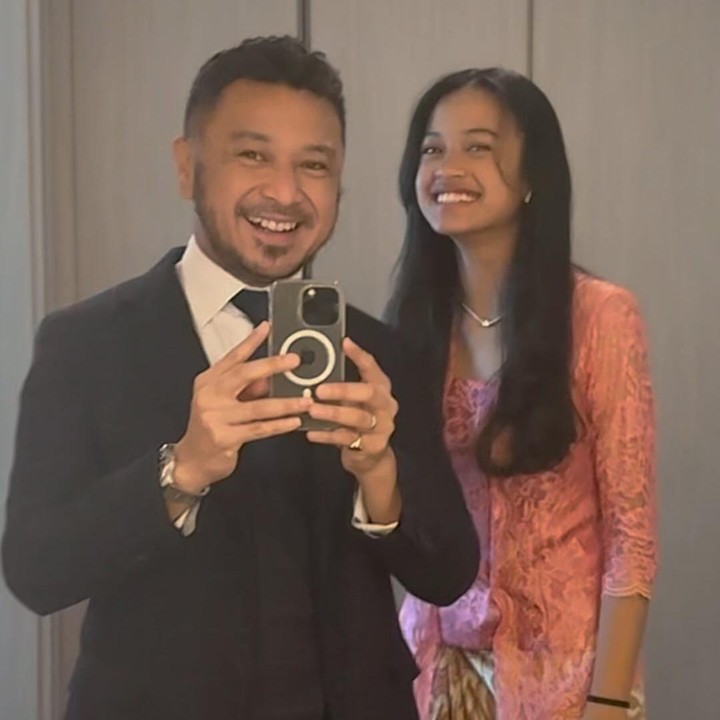 <p>Pertumbuhan sang putri juga membuat Giring sangat terkejut. Tak terasa, tinggi tubuh Aisha sudah menyaingi sang Ayah. "Lho kok @aishamiraa_ sudah lebih tinggi dari ayah ya? <em>Time flies</em> ya mamah @cynthiaganesha. Kita sibuk banget berapa bulan ini tiba-tiba anak anak sudah cepat sekali tumbuh dewasa," ujar Giring. (Foto: Instagram @giring @cynthiaganesha @aishamiraa_)</p>