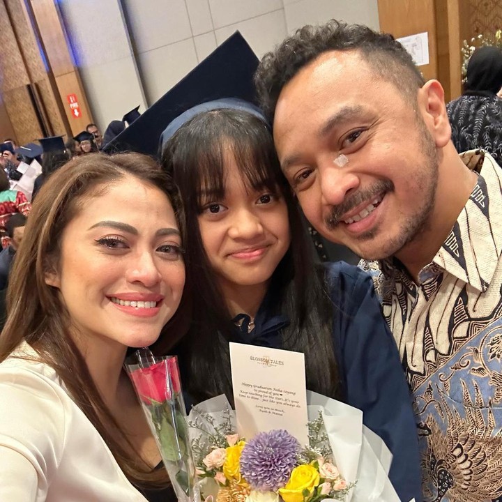 <p>Pada hari Aisha diterima masuk SMP, Cynthia dan Giring mendampingi putri mereka. "Selamat datang di SMP, Aisha Amira! Selamat bersenang-senang, ya," tulis Cynthia dalam unggahan fotonya. (Foto: Instagram @giring @cynthiaganesha @aishamiraa_)</p>