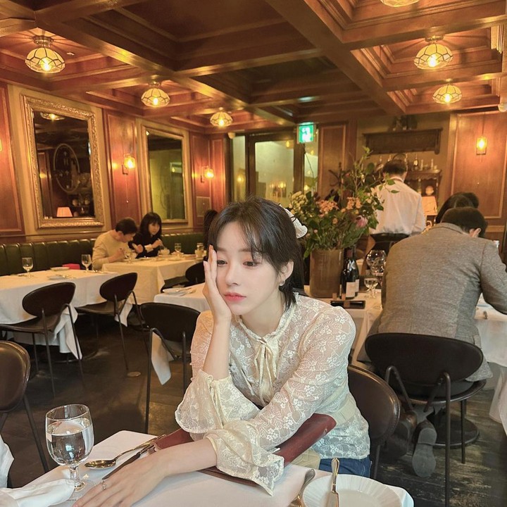 <p>Calon istri Ryeowook Super Junior merupakan putri dari aktris Ahn Min Young, Bunda. Nama perempuan berusia 29 tahun tersebut dikenal sebagai idol dan debut bersama grup TAHITI di tahun 2012.(Foto: Instagram @ari_sun0)<br /><br /><br /></p>