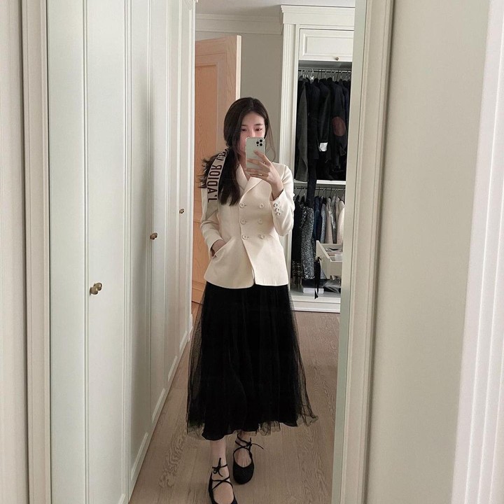 <p>Blazer cream yang berpadu dengan rok tutu hitam menjadi pilihan OOTD Suzy kali ini. Tampilan mewah dari outfit warna klasik ini membuatnya terlihat chic penuh elegan. (Foto: Instagram @skuukzky)</p>