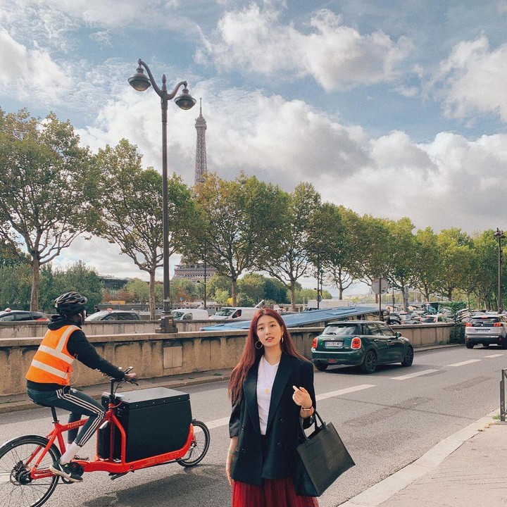 <p>Di tengah waktu berliburnya, Suzy berkeliling kota dengan OOTD simple namun tetap terlihat cantik. Paduan rok tutu merah yang menyala dengan kaus putih berlapis blazer, ia tampil santai penuh gaya. (Foto: Instagram @skuukzky)</p>