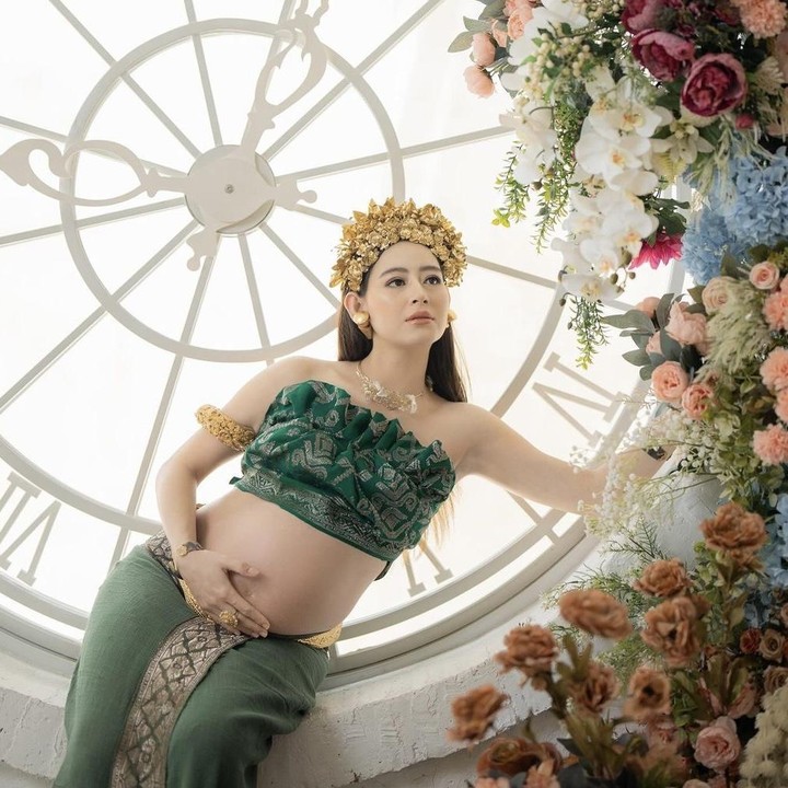 <p>Dikelilingi oleh dekorasi bunga, calon Bunda yang satu ini tampak anggun berpose menggunakan baju dan aksesoris bernuansa adat Bali namun tetap ada sentuhan modern dalam penampilannya. Aura ibu hamilnya sangat terpancar ya. (Foto: Instagram @laura_theux).</p>