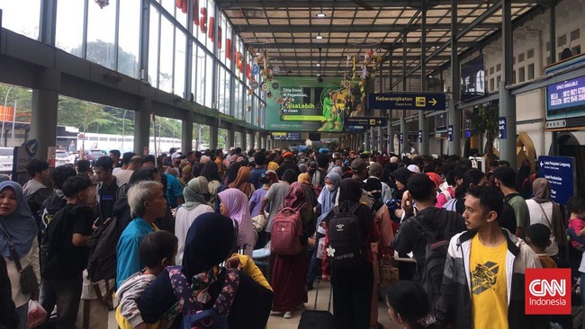 Stasiun Pasar Senen mulai dipadati penumpang yang akan melakukan perjalanan mudik Lebaran 2024 pada H-8 Idul Fitri, Selasa (2/2).