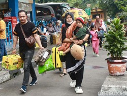 Pemudik Mulai Ramaikan Terminal Kampung Rambutan