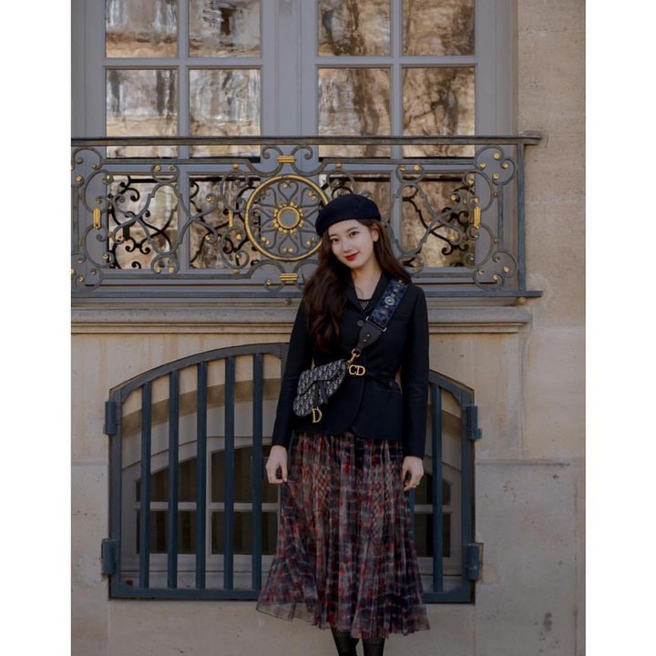 <p>Hadiri ajang fashion show bergengsi, Suzy tampilkan OOTD balutan blazer hitam serta rok tutu motif yang memberikan pemandangan anggun. Ditambah topi baret serta ikat pinggang yang dikenakannya, kesan modis elegan pun terpancar(Foto: Instagram @skuukzky)</p>