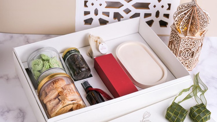 ramadhan hampers with cookies, tea flower and others