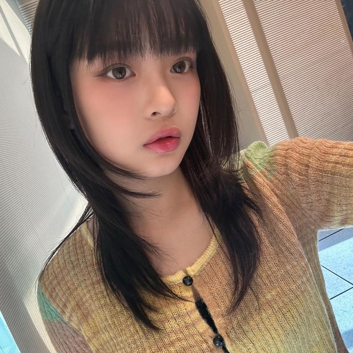 <p>Hanni New Jeans selalu tampil imut dengan penampilannya, ya? Bunda bisa tiru gaya rambut layer pendek dengan potongan poni rata yang sejajar dengan alis. (Foto: Instagram @newjeans_official)</p>