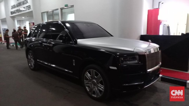 Kemewahan Tersembunyi: Rolls Royce Misterius yang Diungkap sebagai Hadiah untuk Aktris Ternama Sandra Dewi