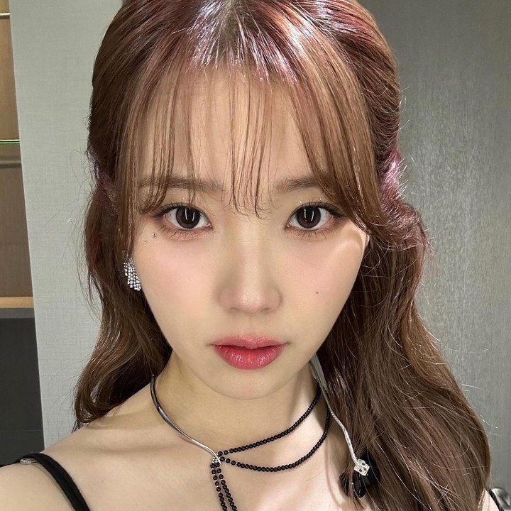 <p>Lee Ji Eun atau yang dikenal sebagai IU baru-baru ini mengubah gaya rambutnya untuk comeback album terbaru. Ia tampil dengan potongan poni tipis di depan dahi. Untuk membuat penampilannya semakin manis, ia menguncir setengah volume rambut ke bagian belakang dan membiarkan sisanya tergerai. (Foto: Instagram @dlwlrma)</p>