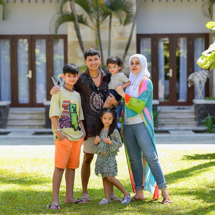 <p>Sebelum menikah dengan Sonny Septian, Fairuz A Rafiq pernah menikah dengan Galih Ginanjar. Pernikahannya ini pun dikaruniai seorang putra tampan bernama King Faaz Arafiq. (Foto: Instagram: @fairuzarafiq)</p>