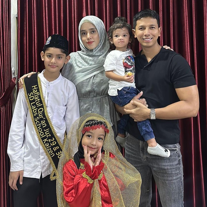<p>"<em>MasyaAllah Tabarakallah, alhamdulillah</em> abang <em>@kingfaazarafiqasli</em> setelah melewati proses panjang dan munaqosah bisa menyelesaikan juzz 30 dan 29, prosesnya masih panjang kami pun sebagai orang tua masih harus banyak belajar lagi. Mohon doanya ya teman-teman," ujarnya. (Foto: Instagram: @fairuzarafiq)</p>