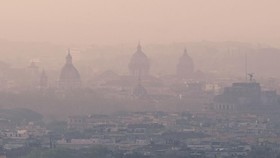 FOTO: Roma Berselimut Debu-debu Merah dari Sahara