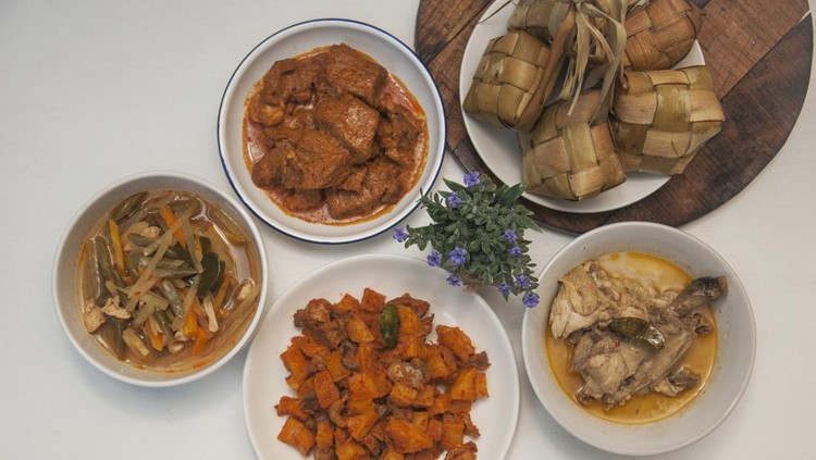 Lezatnya Sajian Lebaran dengan Rendang dan Ketupat yang Selalu Dinanti