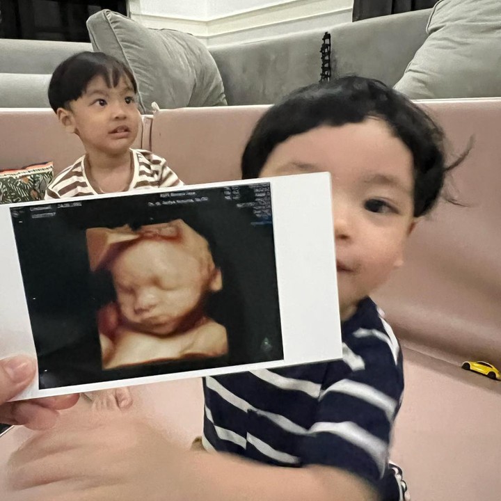<p>Tak lama lagi, keluarga Lindswell Kwok akan mendapatkan anggota baru. Ia mengumumkan kabar kehamilan anak ketiga. <em>"MasyaAllah Tabarakallah. Third baby boy Is coming soon</em> (Anak laki-laki ketiga akan segera hadir)," tulisnya di keterangan foto. (Foto: Instagram @lindswell_k @hulaefi)</p>
