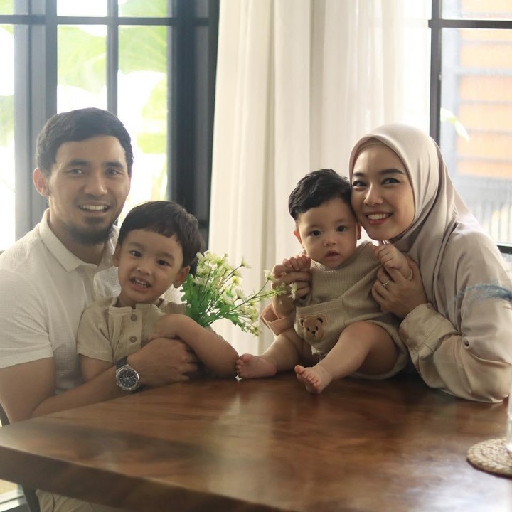 <p>Dari pernikahan tersebut, Lindswell Kwok dikaruniai dua anak yaitu Achmad Zubayr Achmad Miqdad. (Foto: Instagram @lindswell_k @hulaefi)</p>