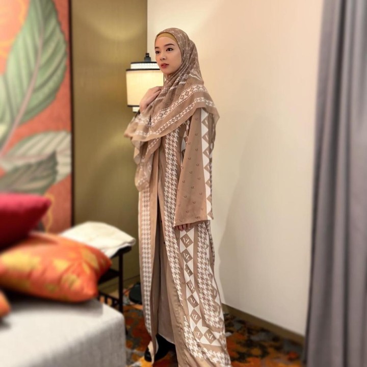 <p>Lindswell Kwok merupakan atlet wushu Tanah Air yang pernah mengharumkan nama bangsa. Perempuan keturunan Tionghoa ini pernah meraih medali emas di Asian Games 2018, Bunda. Setelah meraih kemenangan, Lindswell memutuskan pensiun dari dunia wushu. (Foto: Instagram @lindswell_k)</p>