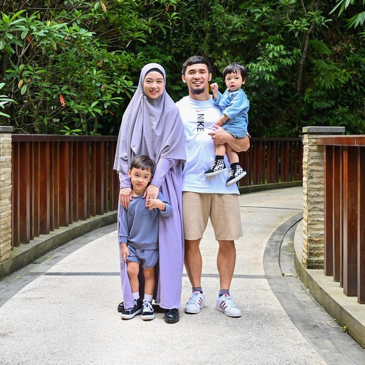 <p>Tak terasa, kedua anak Lindswell Kwok sudah tumbuh besar. Zubayr sudah berumur 4 tahun, sedangkan Miqdad hampir berusia 2 tahun. (Foto: Instagram @lindswell_k @hulaefi)</p>
