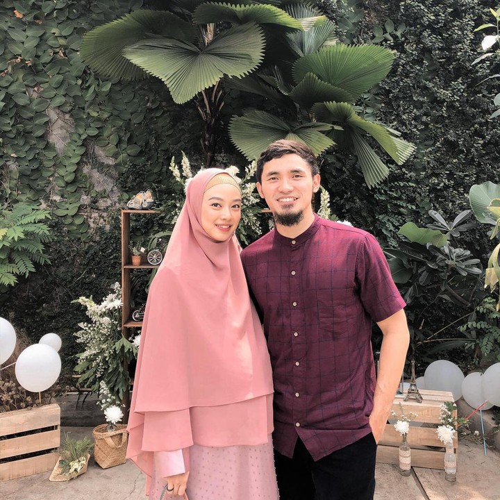 <p>Setelah pensiun, Lindswell Kwok menikah dengan rekan sesama atlet wushu yaitu Achmad Hulaefi pada 9 Desember 2018. Pernikahan mereka digelar secara tertutup dan jauh dari sorotan media. (Foto: Instagram @lindswell_k @hulaefi)</p>