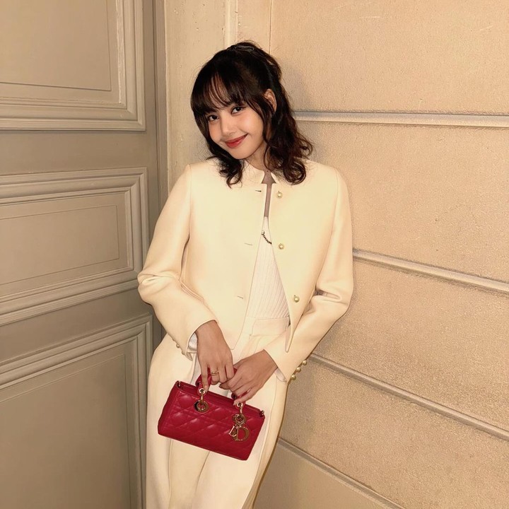 <p>Tak kalah cantik, ada Lisa BLACKPINK yang tampil manis dengan potongan poni dan rambut pendek bergelombang. Ia terlihat semakin memesona dengan <em>blazer</em> klasik bernuansa <em>vintage.</em> (Foto: Instagram @lalalalisa_m)</p>