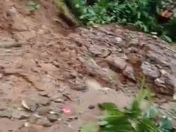 Longsor Timpa 3 Rumah Warga di Cianjur