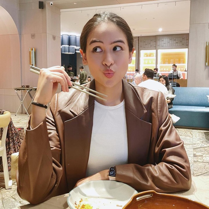 <p>Siapa tak kenal Maudy Ayunda? Aktris berusia 29 tahun ini selalu tampil modis dengan busana yang ia kenakan. Salah satu <em>outfit</em> andalannya adalah <em>blazer</em> yang bisa dikenakan di acara santai hingga formal. (Foto: Instagram @maudyayunda)</p>