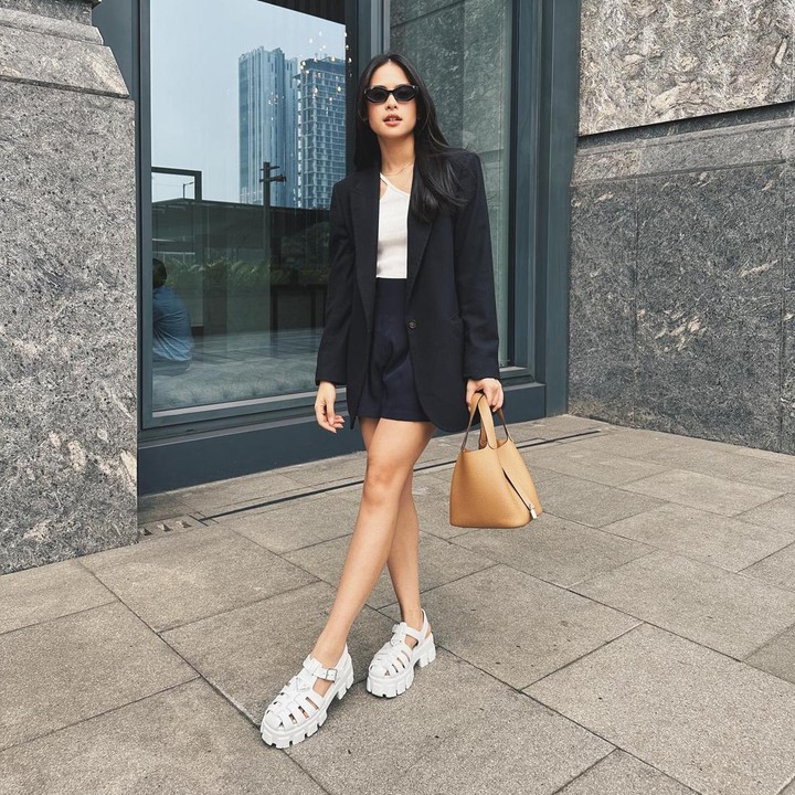 <p>Untuk acara kasual, Bunda juga bisa mengenakan <em>blazer</em> seperti Maudy. Padukan bersama<em> tank top</em> dan celana pendek. Agar lebih kece, Bunda dapat melengkapi penampilan dengan kacamata hitam. (Foto: Instagram @maudyayunda)</p>