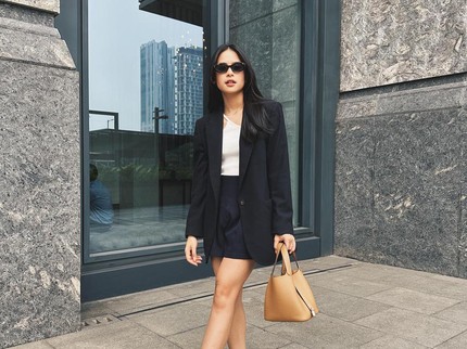 5 Potret Outfit Blazer Maudy Ayunda, Inspirasi Tampil Stylish
