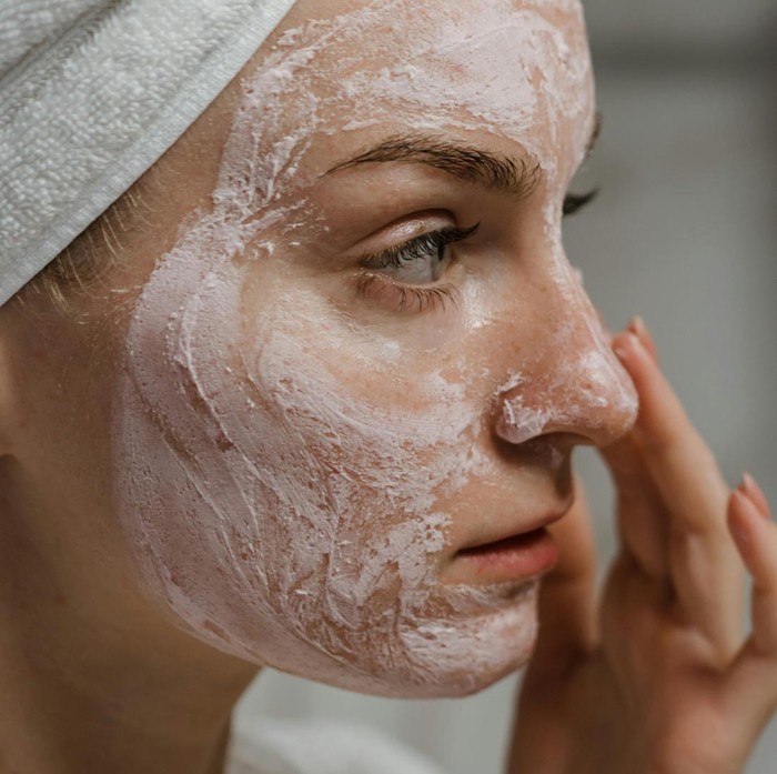 Memakai Skincare dan Sunscreen/Foto: Pexels/Polina Kovaleva
