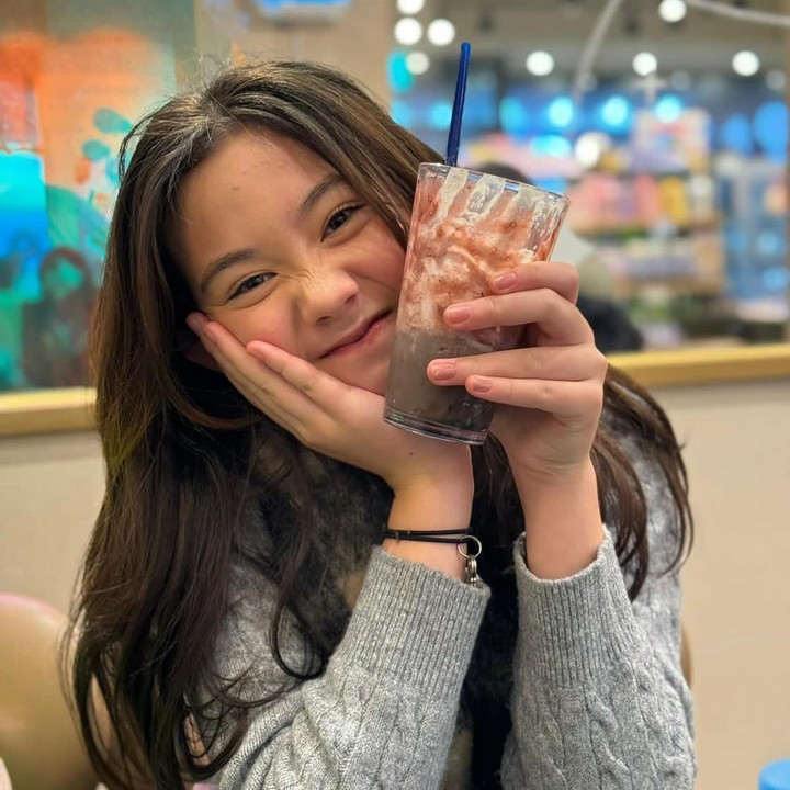<p>Beranjak remaja, Mikhaela Lee Juwono semakin mencuri perhatian. Ia merupakan salah satu anak artis terkemuka Tanah Air, Bunda. (Foto: Instagram @nafaurbach)</p>