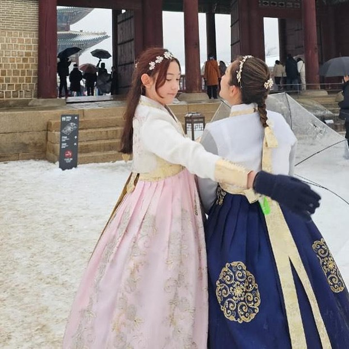 <p>Nafa Urbah dan Mikhaela sering menghabiskan <em>quality time</em> dengan pergi jalan-jalan. Pada awal tahun ini, Nafa Urbach sempat mengajak putrinya pergi menikmati musim dingin di Korea Selatan. Mereka juga berpose mengenakan busana tradisional <em>hanbok.</em> "Dalam serial anakku Mik Yun Lee," kata Nafa. (Foto: Instagram @nafaurbach)</p>
