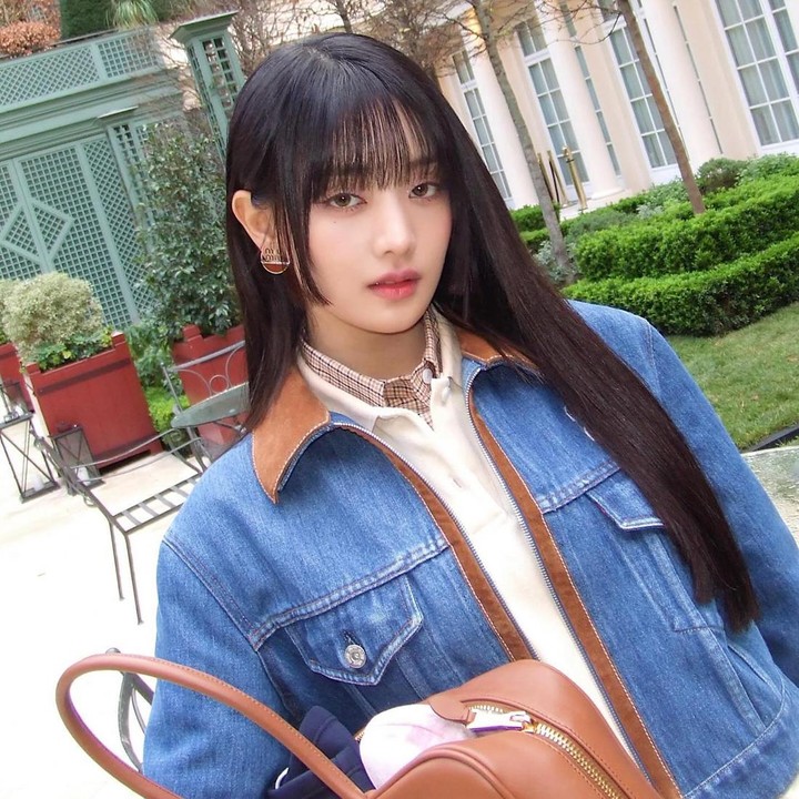 <p>Gaya rambut poni dengan rambut panjang juga bisa dimaksimalkan dengan sentuhan<em> hime cut.</em> Potongan asimetris di dekat pelipis ini akan membuat penampilan terlihat semakin cantik, seperti yang diperlihatkan oleh Minnie (G)I-DLE. (Foto: Instagram @min.nicha)</p>