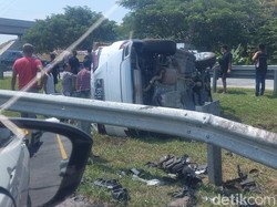 Mobil Terguling di Tol Pasuruan-Bangil