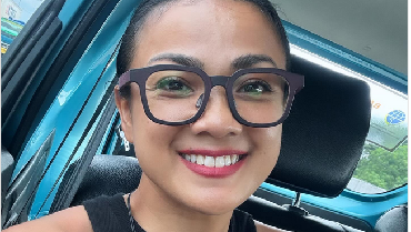 img-title Reaksi Nirina Zubir Disebut Tak Perhatikan Ortu oleh Eks ART Ibunda