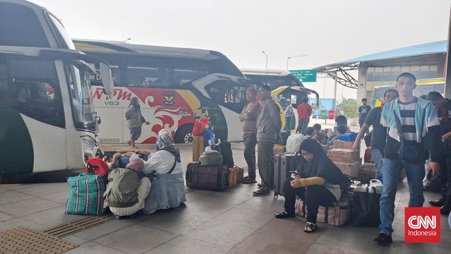 Terminal Pulogebang Dipadati Pemudik yang Memilih Berangkat Lebih Awal guna Mensiasati Kemacetan