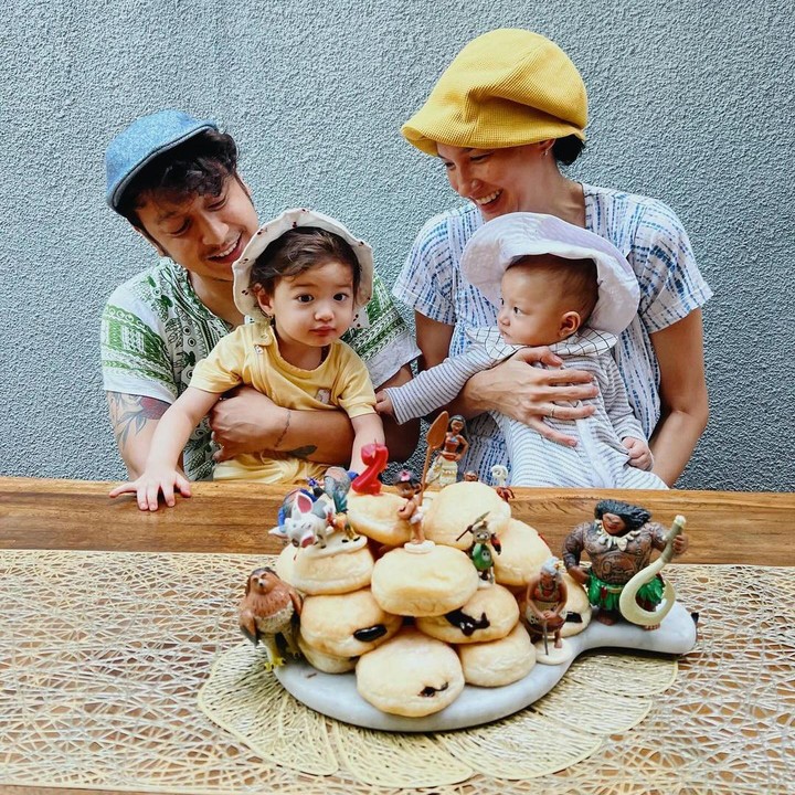 <p>Nadi Djiwa dan Nadi Djala merupakan anak dari Nadine Chandrawinata dan Dimas Anggara. Keduanya memiliki wajah bule karena sang Bunda memiliki darah campuran Tionghoa dan Jerman. (Foto: Instagram: @nadinelist)</p>