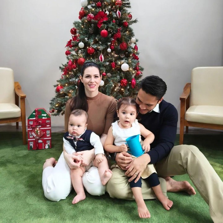 <p>Setelah menikah dengan wanita asal Kanada, Chelsey Frank, aktor tampan Randy Pangalila dikaruniai dua orang anak yang memiliki wajah blasteran. Keduanya pun diberi nama Blair Willow Pangalila dan Asher Griffin Pangalila. (Foto: Instagram: @randpunk)</p>