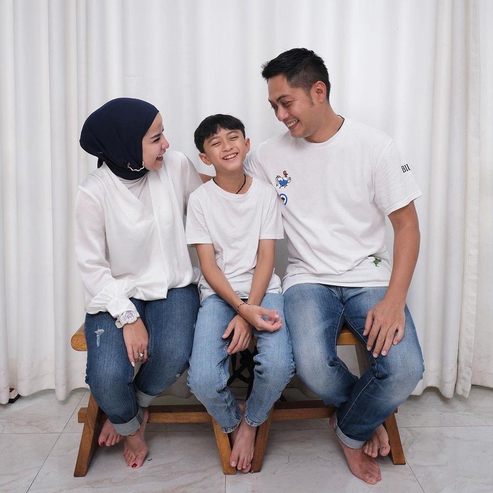 <p>Untuk Bunda yang memiliki satu anak, gaya berfoto ala keluarga Tasya Nur Medina dan Ferry Adriansyah bisa dicoba, lho. Bunda dan Ayah bisa duduk dan mengapit Si Kecil di bagian tengah sambil tersenyum. Gemas banget, ya. (Foto: Instagram: @zaskiadyamecca)</p>